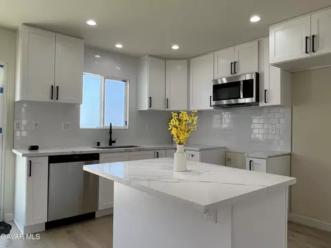 Kitchen - 40356 Ronar St, Palmdale, CA 93591 photo 1 of 6