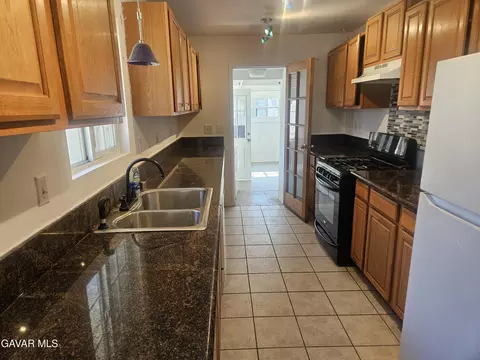 Kitchen - 38539 36th St E, Palmdale, CA 93550 photo 4 of 7