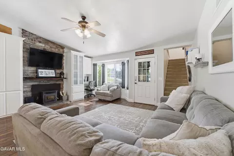 Living - 1370 Tanglewood Dr, Tehachapi, CA 93561 photo 1 of 1
