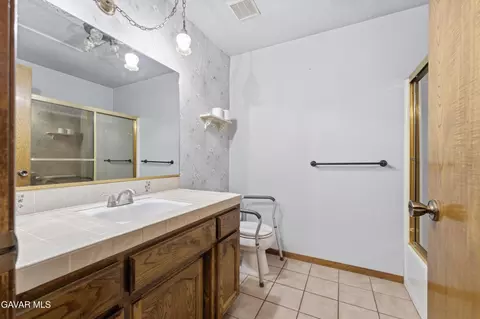 Bath - 47038 W 4th St, Lancaster, CA 93534 photo 2 of 3