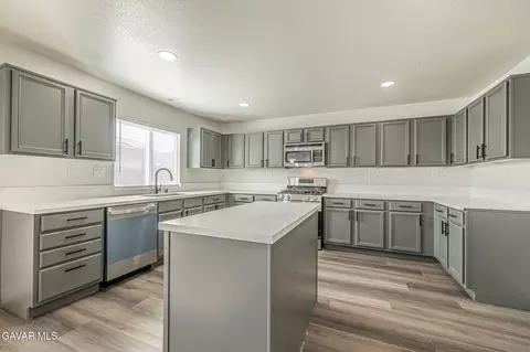 Kitchen - 45123 Palm Ln, Lancaster, CA 93535 photo 2 of 4