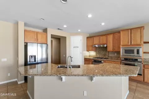 Kitchen - 41530 Yew St, Lancaster, CA 93536 photo 1 of 3