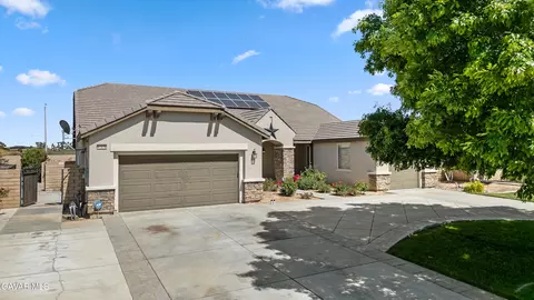 Exterior - 41530 Yew St, Lancaster, CA 93536 photo 5 of 10