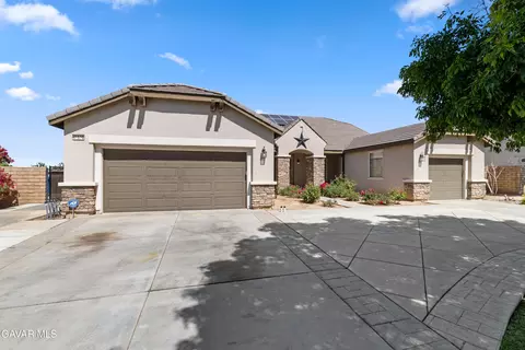 Exterior - 41530 Yew St, Lancaster, CA 93536 photo 4 of 10