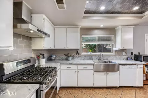 Kitchen - 43619 Steif St, Lancaster, CA 93535 photo 2 of 3