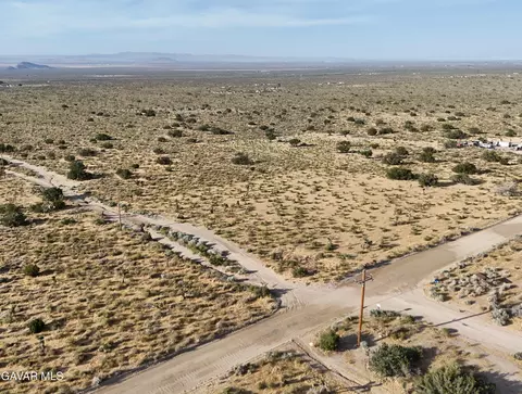 223 Rd St E, Llano, CA 93544 photo 4