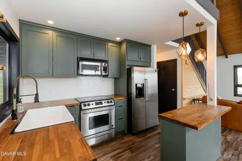 Kitchen - 27001 Medicine Bow Ct, Tehachapi, CA 93561 photo 3 of 4