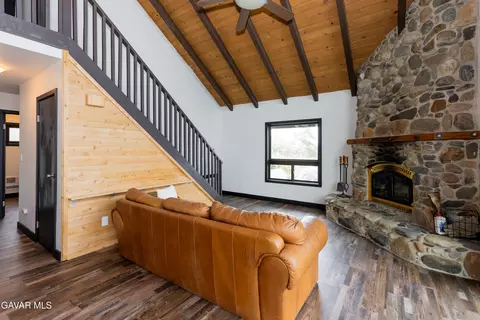 Living - 27001 Medicine Bow Ct, Tehachapi, CA 93561 photo 2 of 6