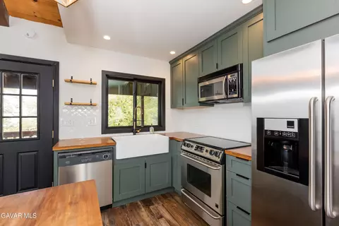 Kitchen - 27001 Medicine Bow Ct, Tehachapi, CA 93561 photo 2 of 4