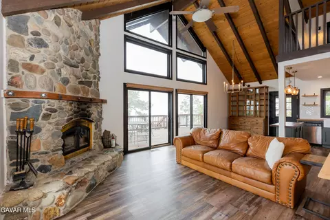 Living - 27001 Medicine Bow Ct, Tehachapi, CA 93561 photo 3 of 6