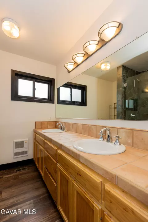 Bath - 27001 Medicine Bow Ct, Tehachapi, CA 93561 photo 1 of 2