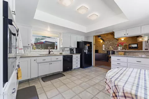 Kitchen - 21404 Quail Springs Rd, Tehachapi, CA 93561 photo 2 of 2