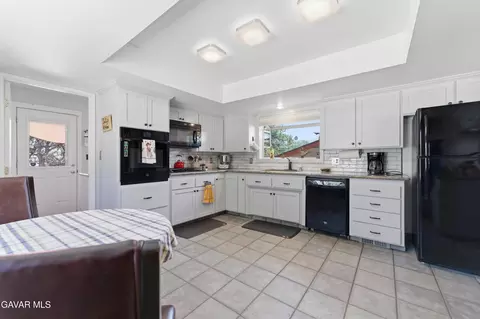 Kitchen - 21404 Quail Springs Rd, Tehachapi, CA 93561 photo 1 of 2