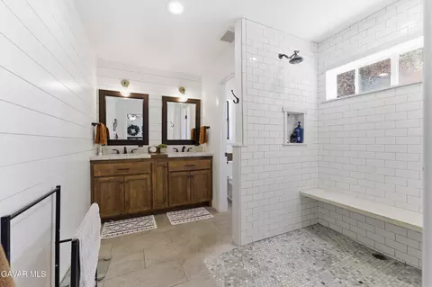Bath - 22731 Camp Dr, Tehachapi, CA 93561 photo 1 of 2