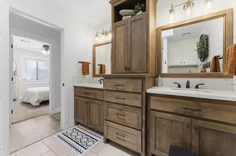Bath - 22731 Camp Dr, Tehachapi, CA 93561 photo 2 of 2