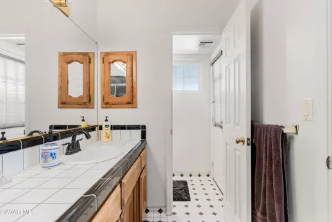 Bath - 18888 Pellisier Rd, Tehachapi, CA 93561 photo 3 of 5