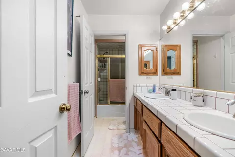 Bath - 18888 Pellisier Rd, Tehachapi, CA 93561 photo 4 of 5