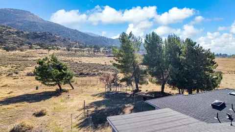 Exterior - 18888 Pellisier Rd, Tehachapi, CA 93561 photo 5 of 6