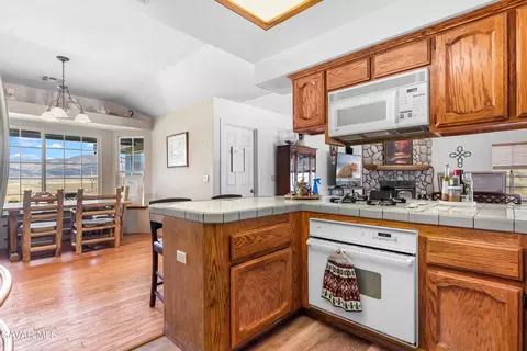Kitchen - 18888 Pellisier Rd, Tehachapi, CA 93561 photo 2 of 3
