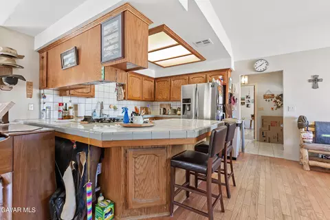 Kitchen - 18888 Pellisier Rd, Tehachapi, CA 93561 photo 3 of 3