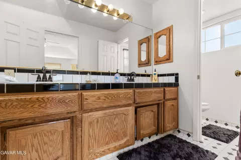 Bath - 18888 Pellisier Rd, Tehachapi, CA 93561 photo 1 of 5