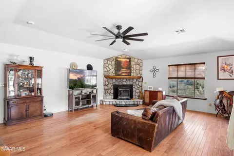 Living - 18888 Pellisier Rd, Tehachapi, CA 93561 photo 1 of 1
