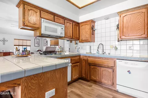 Kitchen - 18888 Pellisier Rd, Tehachapi, CA 93561 photo 1 of 3