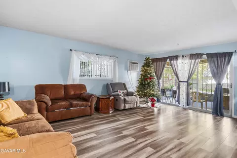 11474 Gladstone Ave, Sylmar, CA 91342