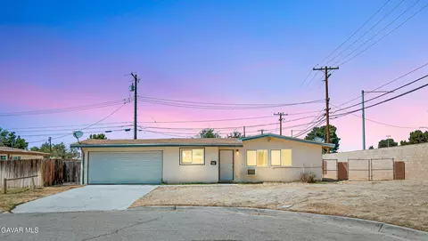 2005 W Oldfield St, Lancaster, CA 93536