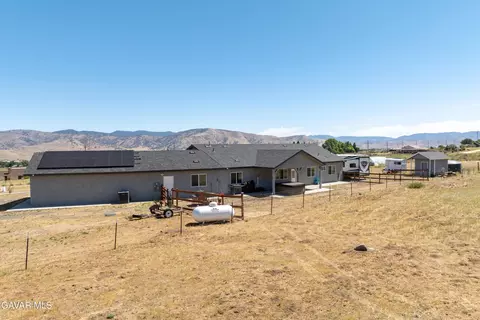 Exterior - 19900 Chinook St, Tehachapi, CA 93561 photo 6 of 9