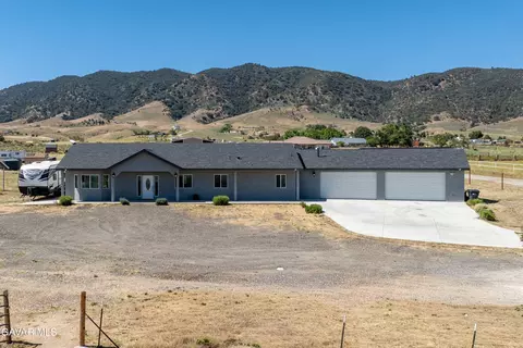 Exterior - 19900 Chinook St, Tehachapi, CA 93561 photo 4 of 9