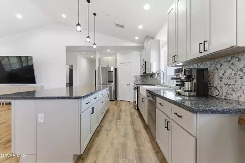 Kitchen - 19900 Chinook St, Tehachapi, CA 93561 photo 2 of 2