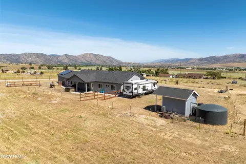 Exterior - 19900 Chinook St, Tehachapi, CA 93561 photo 8 of 9
