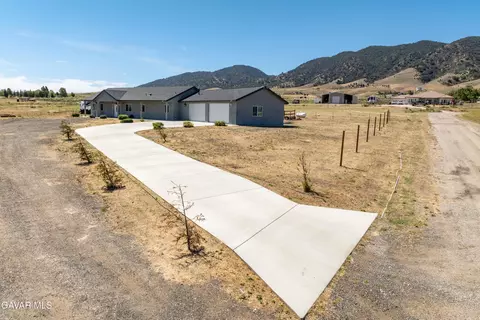 Exterior - 19900 Chinook St, Tehachapi, CA 93561 photo 9 of 9