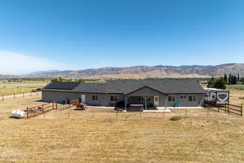 Exterior - 19900 Chinook St, Tehachapi, CA 93561 photo 7 of 9