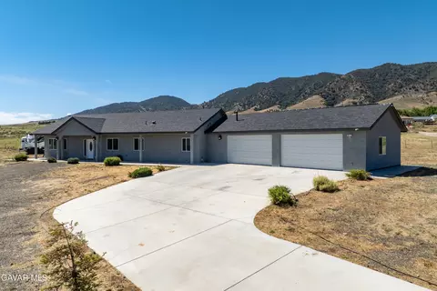 Exterior - 19900 Chinook St, Tehachapi, CA 93561 photo 3 of 9