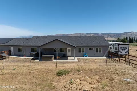 Exterior - 19900 Chinook St, Tehachapi, CA 93561 photo 5 of 9