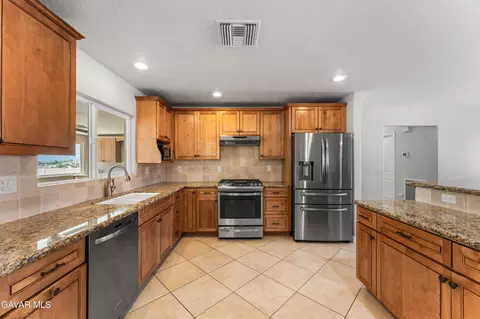 Kitchen - 16311 Nosoni Rd, Apple Valley, CA 92307 photo 3 of 5