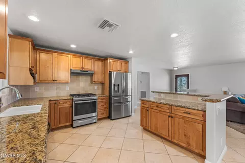 Kitchen - 16311 Nosoni Rd, Apple Valley, CA 92307 photo 4 of 5