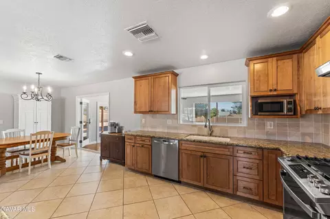 Kitchen - 16311 Nosoni Rd, Apple Valley, CA 92307 photo 5 of 5