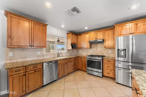 Kitchen - 16311 Nosoni Rd, Apple Valley, CA 92307 photo 2 of 5