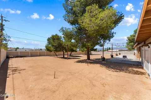 Exterior - 16311 Nosoni Rd, Apple Valley, CA 92307 photo 9 of 12