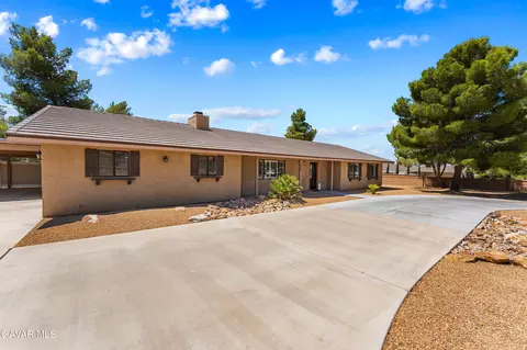 Exterior - 16311 Nosoni Rd, Apple Valley, CA 92307 photo 4 of 12