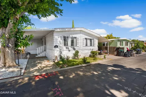 Exterior - 43850 E 20th St #230, Lancaster, CA 93535 photo 2 of 10