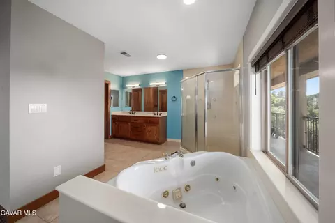 Bath - 29600 Goldspike Rd, Tehachapi, CA 93561 photo 3 of 4