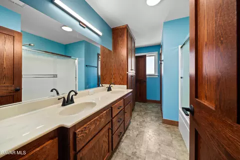 Bath - 29600 Goldspike Rd, Tehachapi, CA 93561 photo 2 of 4