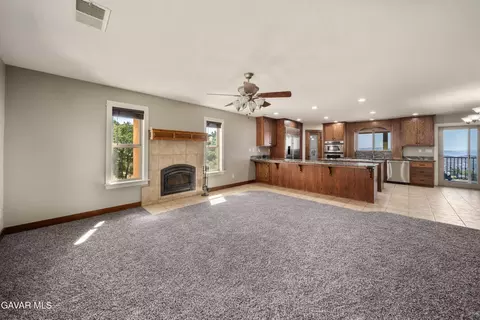Living - 29600 Goldspike Rd, Tehachapi, CA 93561 photo 2 of 4