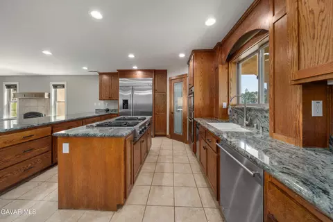 Kitchen - 29600 Goldspike Rd, Tehachapi, CA 93561 photo 2 of 6