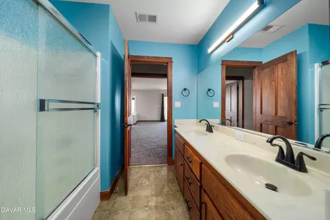Bath - 29600 Goldspike Rd, Tehachapi, CA 93561 photo 1 of 4