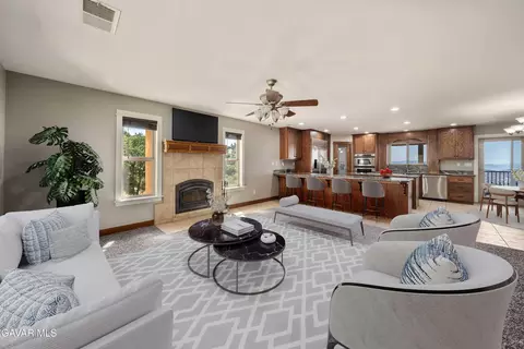 Living - 29600 Goldspike Rd, Tehachapi, CA 93561 photo 3 of 4